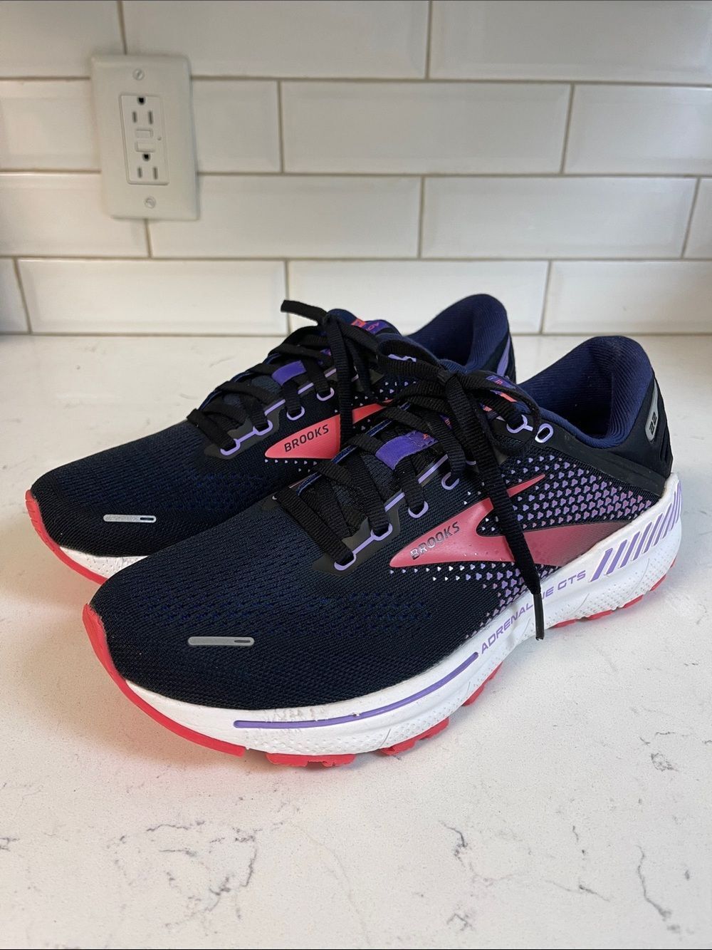 WOMEN’S BROOKS ADRENALINE 22 BLACK/CORAL - ATHLETIC RUNNING SHOES Size 9 B